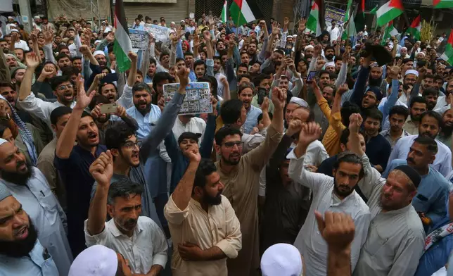 Traders chant slogans during a demonstration against Israeli airstrikes and to show solidarity with Palestinian people living in Gaza, in Peshawar, Pakistan Friday, April 18, 2025. (AP Photo/Muhammad Sajjad)