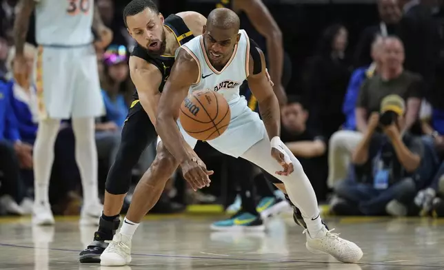 Golden State Warriors guard Stephen Curry, left, defends against San Antonio Spurs guard Chris Paul during the first half of an NBA basketball game Wednesday, April 9, 2025, in San Francisco. (AP Photo/Godofredo A. Vásquez)