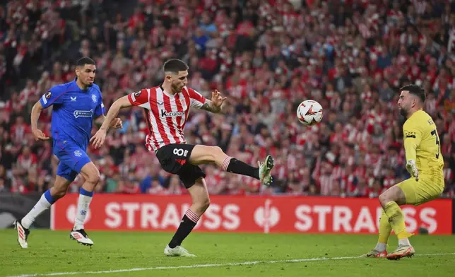 Athletic Bilbao's Oihan Sancet, centre, tries to score past Rangers' goalkeeper Liam Kelly during the Europa League quarter final second leg soccer match between Athletic Bilbao and Glasgow Rangers in Bilbao, Spain, Thursday, April 17, 2025. (AP Photo/Miguel Oses)