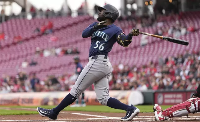 Seattle Mariners' Randy Arozarena watches his double to score Julio Rodríguez in the first inning of a baseball game against the Cincinnati Reds, Wednesday, April 16, 2025, in Cincinnati. (AP Photo/Carolyn Kaster)
