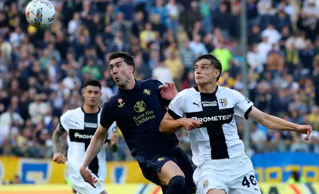 Juventus' Dusan Vlahovic, left, and Parma's Giovanni Leoni in action during the Serie A soccer match between Parma and Juventus at the Ennio Tardini Stadium, Italy, Wednesday April 23, 2025. (Paola Garbuio/LaPresse via AP)