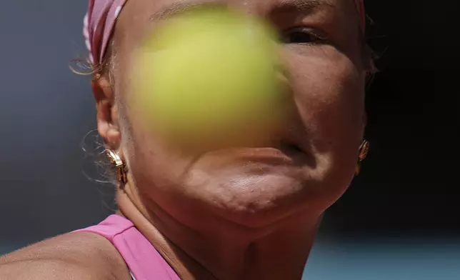 Russia's Diana Shnaider eyes the ball as she plays Iga Swiatek of Poland during the Madrid Open tennis tournament in Madrid, Spain, Tuesday, April 29, 2025. (AP Photo/Manu Fernandez)