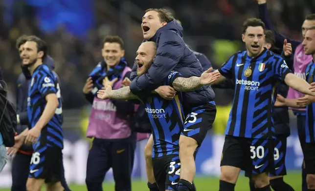 Inter Milan players celebrate at the end of the Champions League quarterfinal second leg soccer match between Inter Milan and Bayern Munich at the San Siro stadium in Milan, Italy, Wednesday, April 16, 2025. (AP Photo/Luca Bruno)