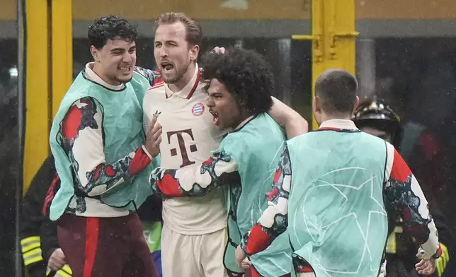 Bayern's Harry Kane, second left, celebrates with his teammates after scoring his side's opening goal during the Champions League quarterfinal second leg soccer match between Inter Milan and Bayern Munich at the San Siro stadium in Milan, Italy, Wednesday, April 16, 2025. (AP Photo/Luca Bruno)
