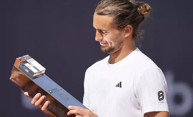 Germany's Alexander Zverev lifts the trophy after winning the tennis final match against Ben Shelton of the US at the ATP Tour in Munich, Germany, Sunday, April 20, 2025. (AP Photo/Matthias Schrader)