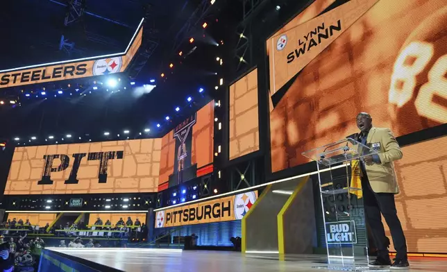 Former NFL player Lynn Swann announces a pick by the Pittsburgh Steelers during the third round of the NFL football draft, Friday, April 25, 2025, in Green Bay, Wis. (AP Photo/Jeff Roberson)