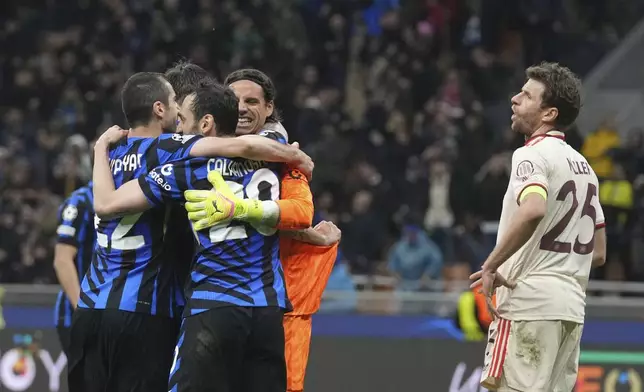 Bayern's Thomas Mueller, right, reacts as Inter Milan players celebrate at the end of the Champions League quarterfinal second leg soccer match between Inter Milan and Bayern Munich at the San Siro stadium in Milan, Italy, Wednesday, April 16, 2025. (AP Photo/Antonio Calanni)