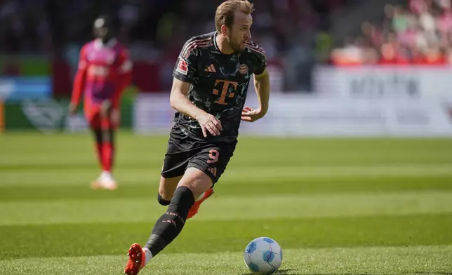 Bayern's Harry Kane in action during the German Bundesliga soccer match between Heidenheim and Bayern Munich in Heidenheim, Germany, Saturday, April 19, 2025. (AP Photo/Matthias Schrader)