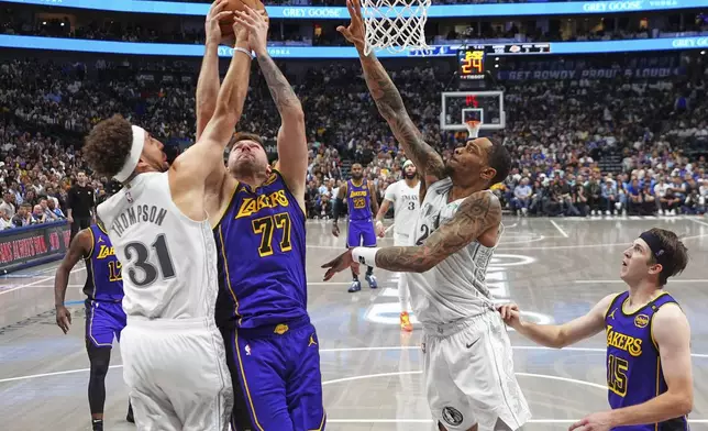 Los Angeles Lakers' Luka Doncic (77), Dallas Mavericks' Klay Thompson (31) and P.J. Washington, center right, compete for a rebound as Austin Reaves (15) looks on in the second half of an NBA basketball game in Dallas, Wednesday, April 9, 2025. (AP Photo/Julio Cortez)