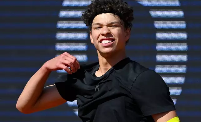 Ben Shelton of the US in action against Argentina's Francisco Cerundolo during the men's singles semi final tennis match at the ATP Tour in Munich, Germany, Saturday, April 19, 2025. (Sven Hoppe/dpa via AP)