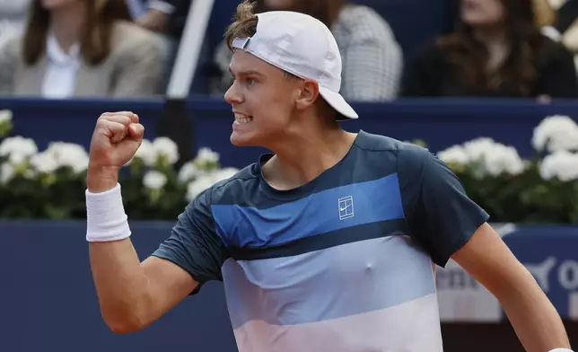 Denmark's Holger Rune reacts during the ATP Barcelona Open tennis final against Spain's Carlos Alcaraz in Barcelona, Spain, Sunday, April 20, 2025. AP Photo/Joan Monfort)