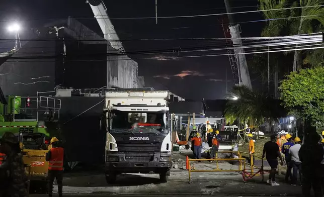 Rescue workers carry the recovered body of a victim in Santo Domingo, Dominican Republic, Thursday, April 10, 2025 who died when the roof collapsed two nights prior at the Jet Set nightclub during a merengue concert. (AP Photo/Matias Delacroix)