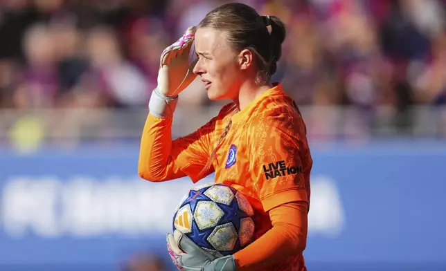 Chelsea goalkeeper Hannah Hampton holds the ball during the women's Champions League semifinals, first leg, soccer match between FC Barcelona and Chelsea FC at the Johan Cruyff Stadium, in Sant Joan Despi, outside Barcelona, Spain, Sunday, April 20, 2025. (AP Photo/Bagu Blanco)