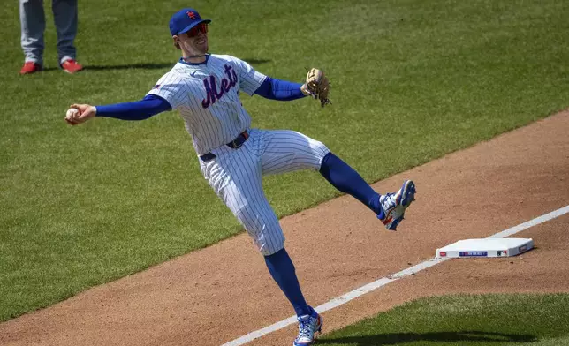 New York Mets second base Brett Baty (7) tries to get St. Louis Cardinals' Willson Contreras (40) out during the fourth inning of a baseball game, Sunday, April 20, 2025, in New York. (AP Photo/Angelina Katsanis)