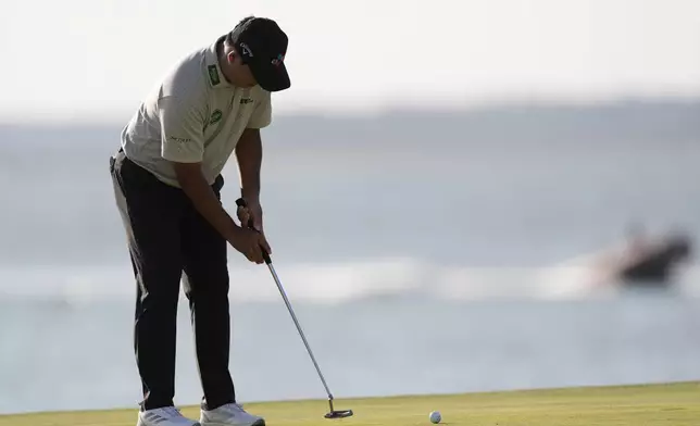 Si Woo Kim putts on the 18th green during the third round of the RBC Heritage golf tournament, Saturday, April 19, 2025, in Hilton Head Island, S.C. (AP Photo/Mike Stewart)