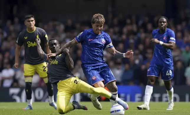 Everton's Idrissa Gueye, left, and Chelsea's Enzo Fernandez battle for the ball during the Premier League match between Chelsea and Everton at Stamford Bridge, London, Saturday April 26, 2025. (Jonathan Brady/PA via AP)