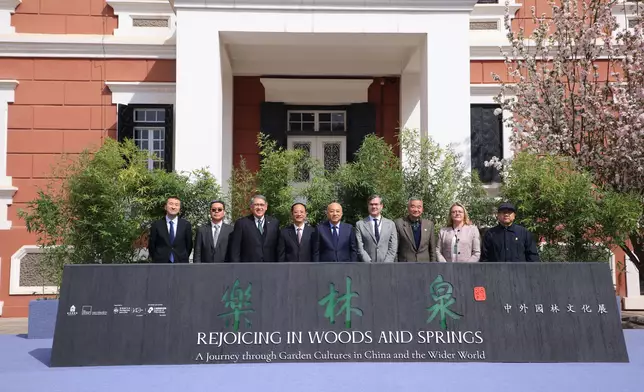 (From left to right) Wen Dayan, Director-General of Communication and Cooperation of the National Cultural Heritage Administration (1st left); Li Rusheng, President of the Chinese Society of Landscape Architecture (2nd left); Lester Huang, Chairman of the Institute of Philanthropy and Trustee of The Hong Kong Jockey Club Charities Trust (3rd left); Gu Yucai, President of the Chinese Society of Cultural Relics (4th left); Dr Wang Xudong, Director of the Palace Museum (5th left); James Rondeau, President and Eloise W. Martin Director of the Art Institute of Chicago (4th right); Liu Shuguang, President of ICOM China (3rd right); Elisabeth Maisonnier, Chief Curator of The Palaces of Versailles (2nd right); Du Haijiang, Deputy Director of the Palace Museum (1st right) officiate at the opening ceremony of the “Rejoicing in Woods and Springs: A Journey through Garden Cultures in China and the Wider World” exhibition. (Photo credit: The Palace Museum)