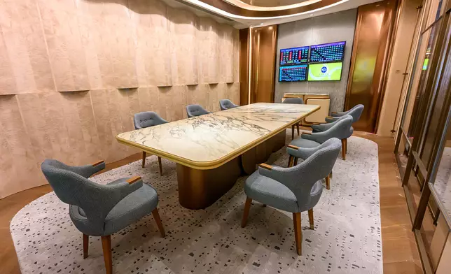 A private room accommodating eight in Inner Circle is a treasured new addition for HKJC Priority Black and Gold customers who value privacy.