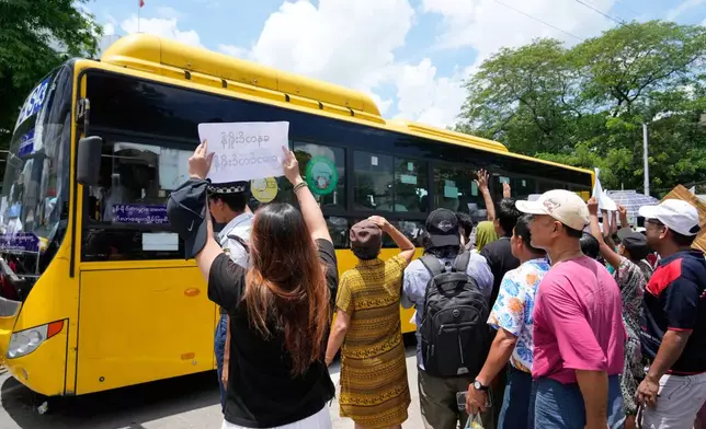Released prisoner on bus are welcomed by family members and colleagues outside the main gate of Insein prison as the head of Myanmar’s military government granted amnesty to thousands of prisoners to mark the country's traditional New Year Thursday, April 17, 2025, in Yangon, Myanmar. (AP Photo/Thein Zaw)