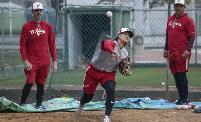 Player Kelsie Whitmore throws a ball during a training session with the Aguila de Veracruz profesional baseball team in Veracruz, Mexico, Tuesday, April 8, 2025. (AP Photo/Victoria Razo )