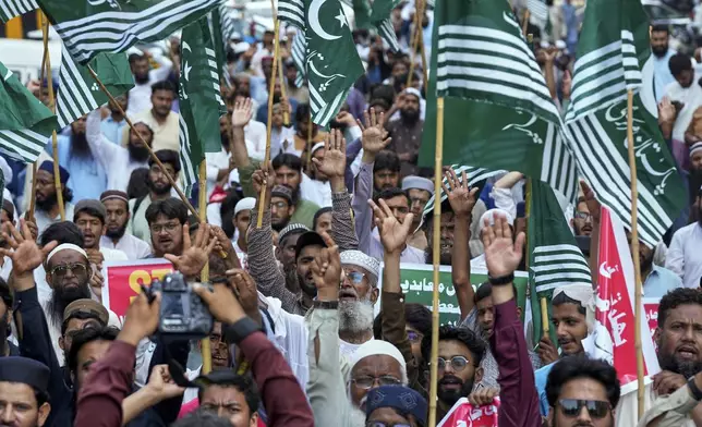 Supporters of the Pakistan Murkazi Muslim League party chants slogans during a demonstration against the suspension of water-sharing treaty by India with Pakistan, in Karachi, Pakistan Thursday, April 24, 2025. (AP Photo/Fareed Khan)