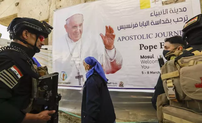 FILE.- Iraqi security forces deploy in Mosul, northern Iraq, once the de-facto capital of IS, where Pope Francis will pray for the victims of war at Hosh al-Bieaa Church Square, Sunday, March 7, 2021. (AP Photo/Andrew Medichini,File)
