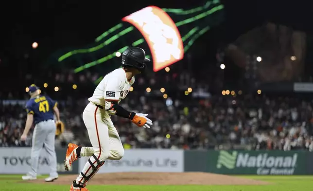 San Francisco Giants' Jung Hoo Lee runs after hitting an RBI triple during the seventh inning of a baseball game against the Milwaukee Brewers, Monday, April 21, 2025, in San Francisco. (AP Photo/Godofredo A. Vásquez)