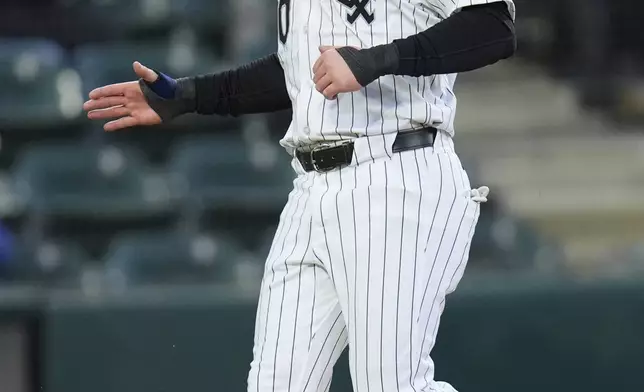 Chicago White Sox's Chase Meidroth (21) scores on a double from Jacob Amaya during the second inning of a baseball game against the Boston Red Sox, Friday, April 11, 2025, in Chicago. (AP Photo/Erin Hooley)