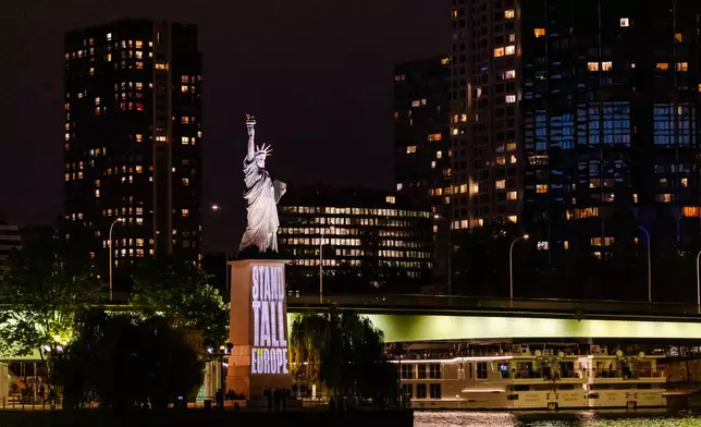 Statue of Liberty at Pont de Grenelle last night in Paris – Iluminated with the message ”Stand Tall Europe”.