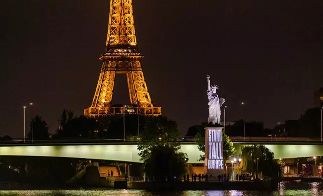 Statue of Liberty at Pont de Grenelle last night in Paris – Iluminated with the message ”Stand Tall Europe”.
