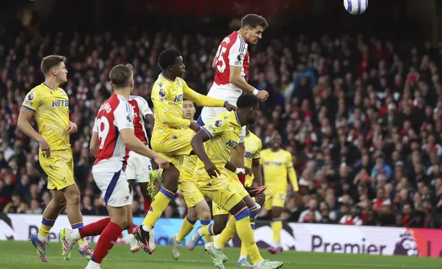 Arsenal's Jakub Kiwior scores his sides first goal during the English Premier League soccer match between Arsenal and Crystal Palace at Emirates stadium in London, Wednesday, April 23, 2025. (AP Photo/Ian Walton)