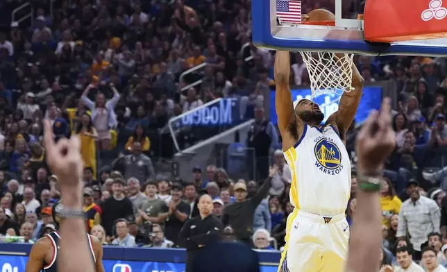Golden State Warriors guard Moses Moody (4) dunks during the first half of an NBA basketball game against the Los Angeles Clippers, Sunday, April 13, 2025, in San Francisco. (AP Photo/Godofredo A. Vásquez)