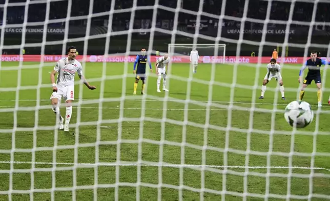 Fiorentina's Rolando Mandragora scores his side's second goal from a penalty kick during the Europa Conference League first-leg quarterfinal soccer match between Celje and Fiorentina in Celje, Slovenia, Thursday, April 10, 2025. (AP Photo/Igor Kupljenik)