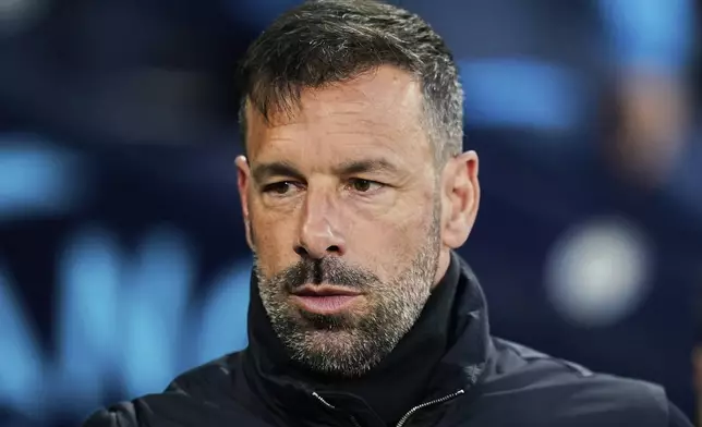 Leicester's head coach Ruud van Nistelrooy during the English Premier League soccer match between Manchester City and Leicester City at the Etihad stadium in Manchester, England, Wednesday, April 2, 2025. (AP Photo/Dave Thompson)