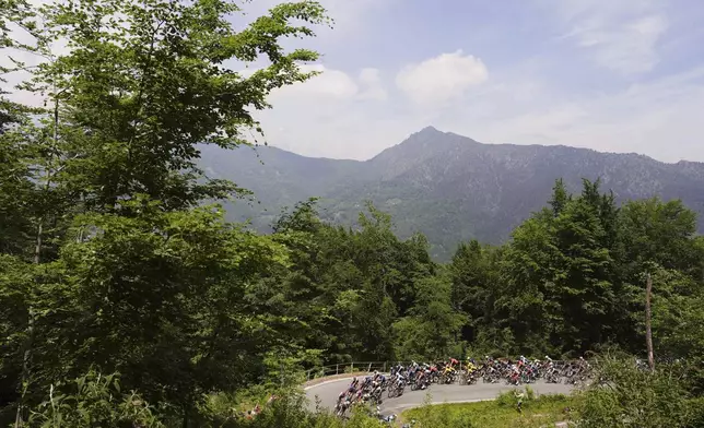 The pack rides during the 20th stage of the Giro d'Italia from Verres to Sestriere (Via Latteo), Italy, Saturday May 31, 2025. (Fabio Ferrari/LaPresse via AP)