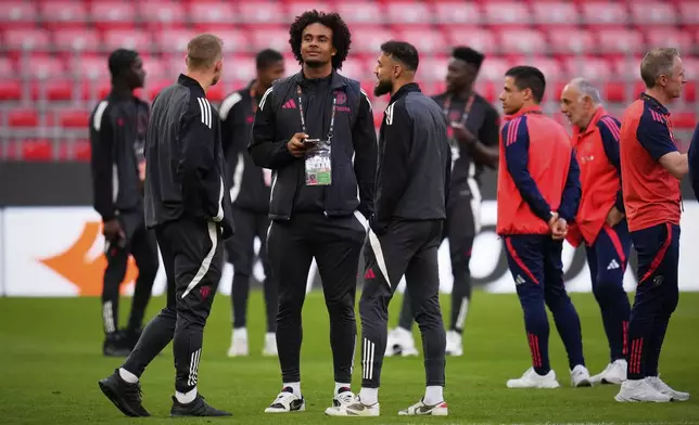 Manchester United players visit the pitch ahead of the Europa League final soccer match against Tottenham Hotspur at the San Mames Stadium in Bilbao, Spain, Tuesday, May 20, 2025. (AP Photo/Manu Fernandez)