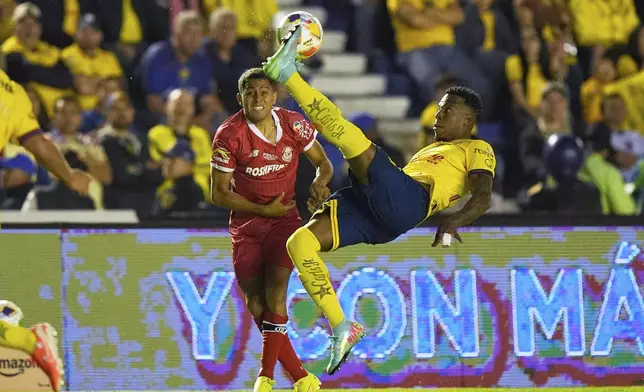 America's Cristian Borja does a bicycle kick past Toluca's Juan Dominguez during the Mexican soccer league first leg final match in Mexico City, Thursday, May 22, 2025. (AP Photo/Fernando Llano)