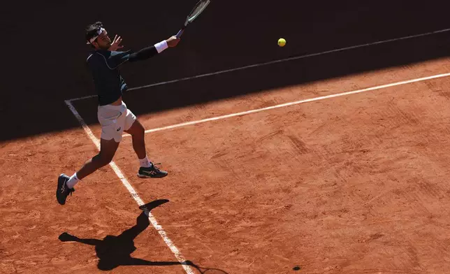 Italy's Lorenzo Musetti returns the ball to Argentina's Mariano Navone during their third round match of the French Tennis Open, at the Roland-Garros stadium, in Paris, Friday, May 30, 2025. (AP Photo/Lindsey Wasson)