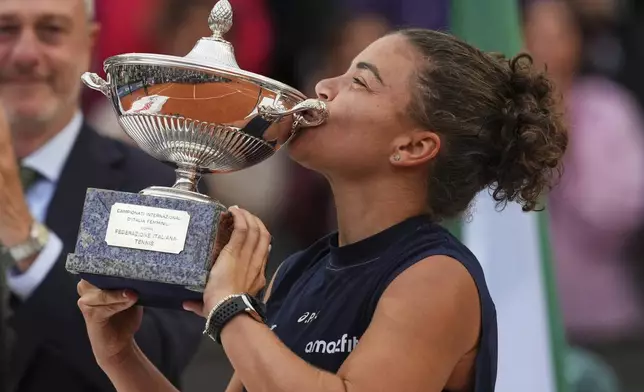 Jasmine Paolini of Italy, kisses the trophy after winning the Italian Open tennis tournament at the Foro Italico in Rome, Saturday, May 17, 2025. (AP Photo/Alessandra Tarantino)