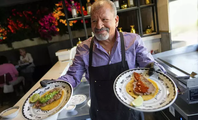 Michelin-starred Chef Mario Hernández Alonso of El Califa de León taqueria in Mexico City, prepares tacos at a Cinco de Mayo pop-up event at The Mexicano, Monday, May 5, 2025, in Phoenix. (AP Photo/Matt York)