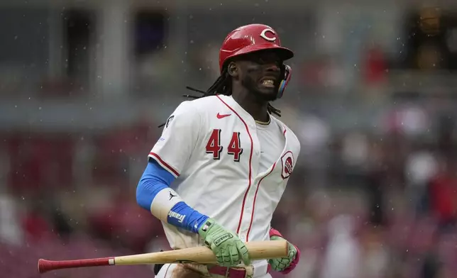 Cincinnati Reds shortstop Elly De La Cruz jogs to first base in the rain on a hit that would be judged foul after official review during the fifth inning of a baseball game against the Washington Nationals, Sunday, May 4, 2025, in Cincinnati. (AP Photo/Carolyn Kaster)