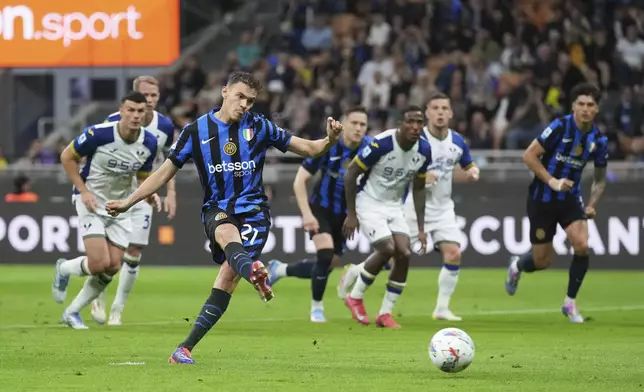 Inter Milan's Kristjan Asllani scores on a penalty kick during the Serie A soccer match between Inter Milan and Hellas Verona at the San Siro Stadium, in Milan, Italy, Saturday, May 3, 2025. (AP Photo/Antonio Calanni)