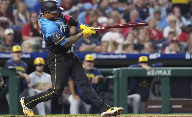 Philadelphia Phillies' Edmundo Sosa breaks his bat on a ground out against Milwaukee Brewers pitcher Quinn Priester during the fifth inning of a baseball game Friday, May 30, 2025, in Philadelphia. (AP Photo/Matt Slocum)