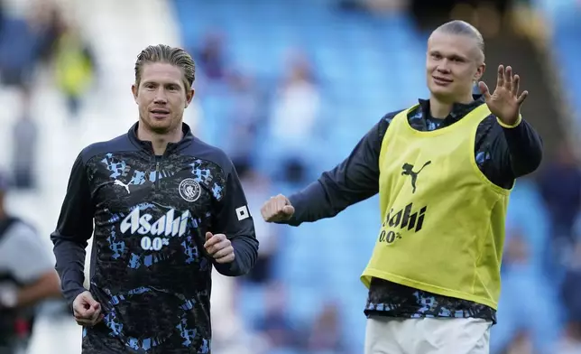 Manchester City's Kevin De Bruyne, left, and Manchester City's Erling Haaland warm up prior to the English Premier League soccer match between Manchester City and Bournemouth at the Etihad stadium in Manchester, England, Tuesday, May 20, 2025. (AP Photo/Dave Thompson)