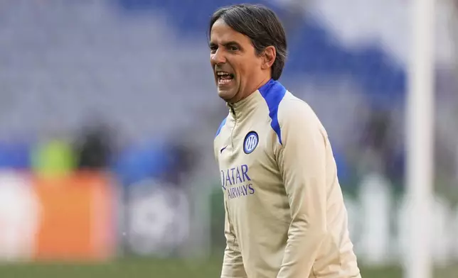 Inter Milan's head coach Simone Inzaghi shouts during a training session ahead of the Champions League final soccer match between Paris Saint-Germain and Inter Milan at the Allianz Arena in Munich, Germany, Friday, May 30, 2025. (AP Photo/Matthias Schrader)