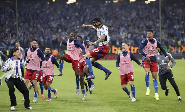 Hamburg's Davie Selke celebrates his goal during a Bundesliga 2 soccer game between Hamburger SV and SSV Ulm 1846 in Hamburg, Germany, Saturday, May 10, 2025. (Christian Charisius/dpa via AP)