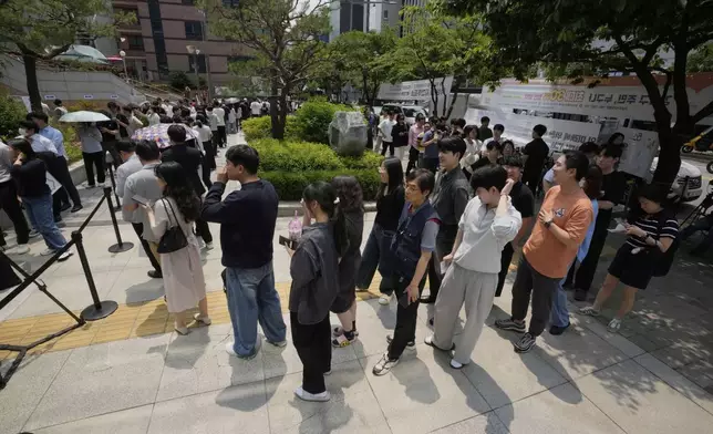 People wait in line to cast their early votes for the June 3 presidential election at a polling station in Seoul, South Korea, Friday, May 30, 2025. (AP Photo/Ahn Young-joon)