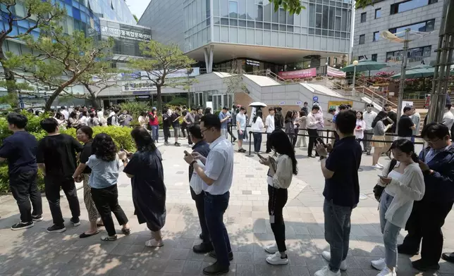 People wait in line to cast their early votes for the June 3 presidential election at a polling station in Seoul, South Korea, Friday, May 30, 2025. (AP Photo/Ahn Young-joon)