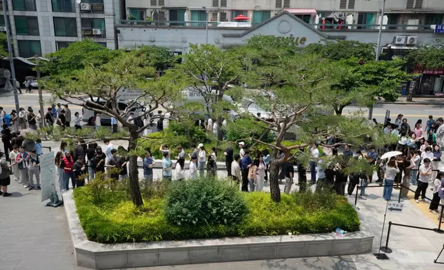 People wait in line to cast their early votes for the June 3 presidential election at a polling station in Seoul, South Korea, Friday, May 30, 2025. (AP Photo/Ahn Young-joon)