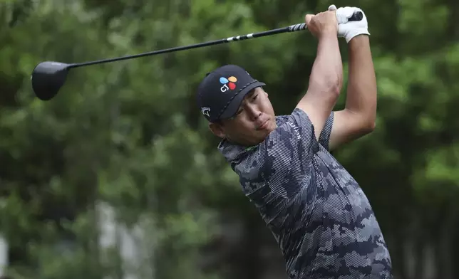 Si Woo Kim hits off the sixth tee during the first round of the CJ Cup Byron Nelson golf tournament in McKinney, Texas, Thursday, May 1, 2025. (AP Photo/Gareth Patterson)